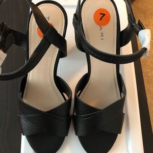 NWOB Black Tahari sandals